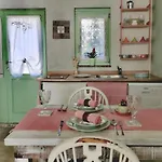 Romantic Tiny House With Private Pool & Fenced Garden - Pet Friendly Apartman