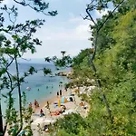 Romantic Tiny House With Private Pool & Fenced Garden - Pet Friendly Apartman Kostrena