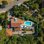 Romantic Tiny House With Private Pool & Fenced Garden - Pet Friendly 公寓