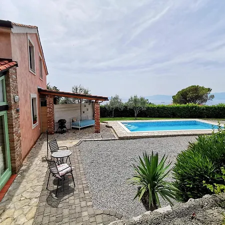 Romantic Tiny House With Private Pool & Fenced Garden - Pet Friendly Apartment