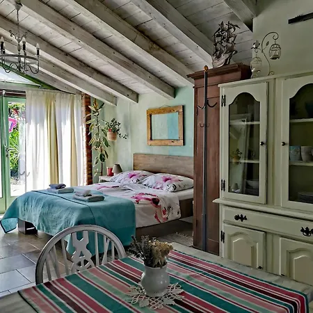 Apartment Romantic Tiny House With Private Pool & Fenced Garden - Pet Friendly