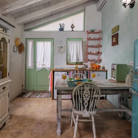 Romantic Tiny House With Private Pool & Fenced Garden - Pet Friendly Apartment