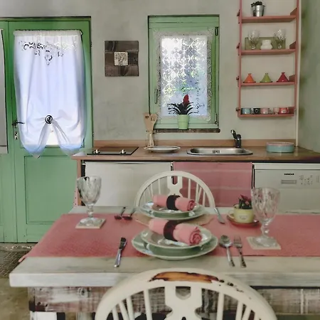 Romantic Tiny House With Private Pool & Fenced Garden - Pet Friendly Apartment