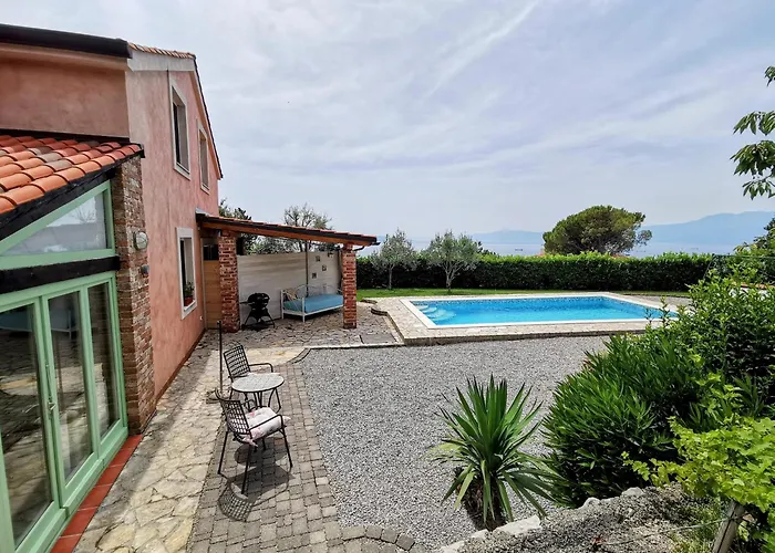 Romantic Tiny House With Private Pool & Fenced Garden - Pet Friendly Apartment