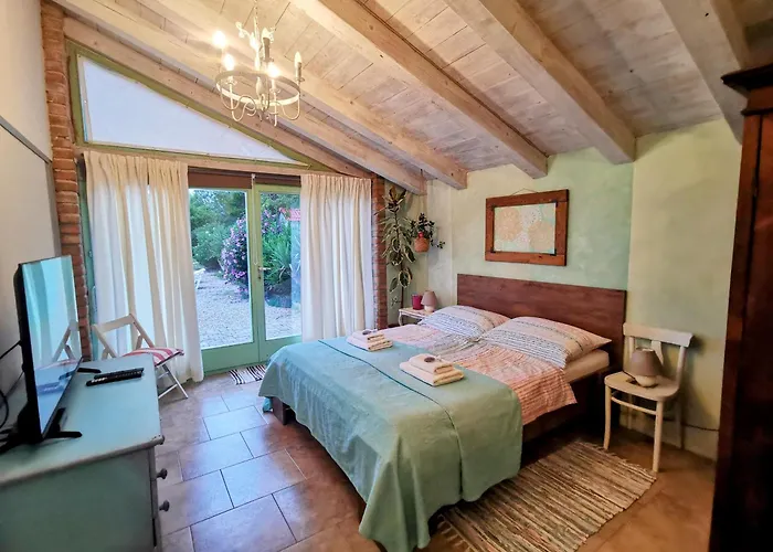 Romantic Tiny House With Private Pool & Fenced Garden - Pet Friendly