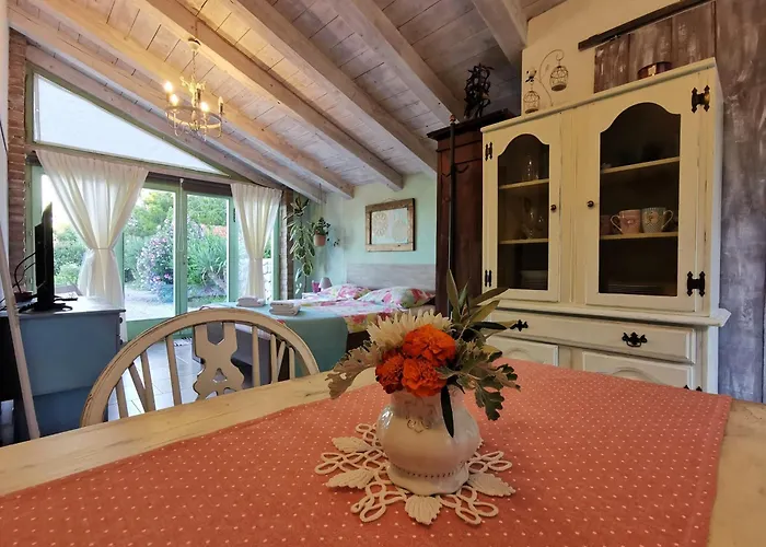 Romantic Tiny House With Private Pool & Fenced Garden - Pet Friendly Apartment