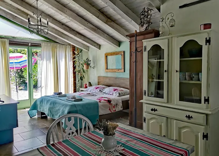 Apartment Romantic Tiny House With Private Pool & Fenced Garden - Pet Friendly