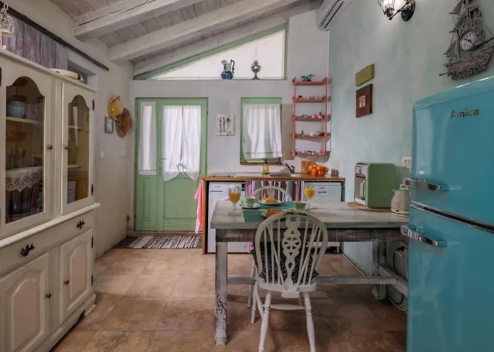 Romantic Tiny House With Private Pool & Fenced Garden - Pet Friendly Appartement